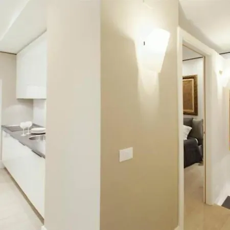 Modern Flat Historic 1200s Palace Steps From Navona Апартаменты